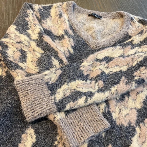 DG2 ladies fuzzy warm sweater in size large. V-neck in grey, pink and beige. - Picture 6 of 9